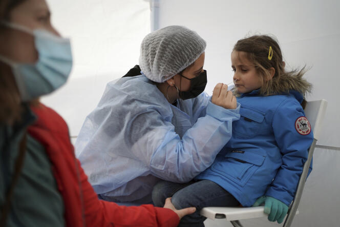 Suzanne, 5, during a Covid test, in Albigny-sur-Saône (Rhône), January 4, 2022.