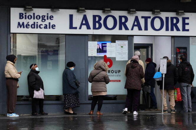 La file d’attente est interminable, le 4 janvier 2022, devant ce laboratoire parisien pour le dépistage du coronavirus.