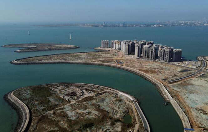 Une vue aérienne montre les 39 bâtiments construits par le promoteur immobilier Evergrande et sur lesquels les autorités locales ont émis un ordre de démolition, à Danzhou (province de Hainan), en Chine, le 6 janvier 2022.