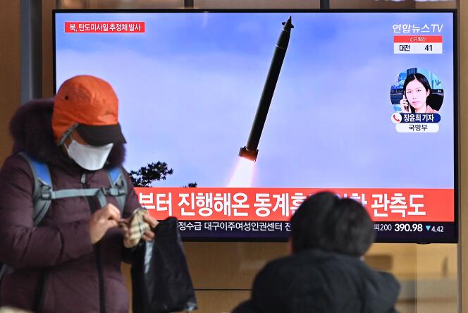 Wiadomości telewizyjne transmitują nagranie niezidentyfikowanego północnokoreańskiego pocisku wystrzelonego na stację kolejową w Seulu 5 stycznia 2022 r.