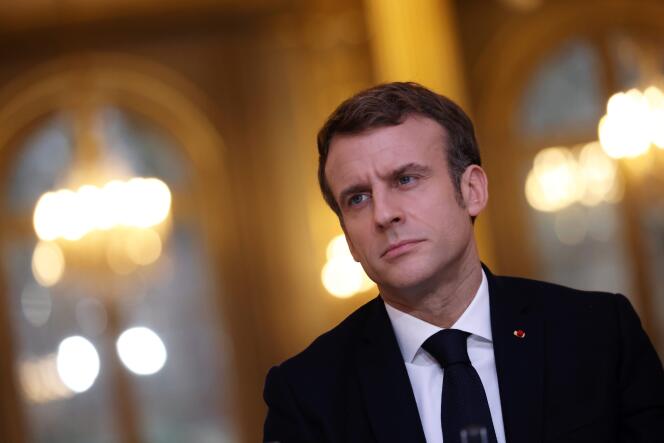Le président de la République Emmanuel Macron face aux lecteurs du « Parisien » au palais de l’Élysée, le 4 janvier 2022.