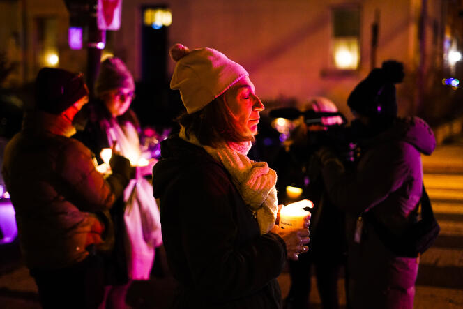 People gathered on January 5, 2022, to pay tribute to the victims of the fire that occurred in the morning in Philadelphia.