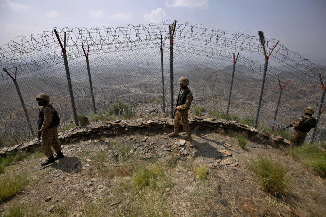 Oddziały armii pakistańskiej patrolują wzdłuż ogrodzenia granicznego między Pakistanem a Afganistanem na szczycie Big Ben Hill w dystrykcie Khyber, Pakistan, 3 sierpnia 2021 r.