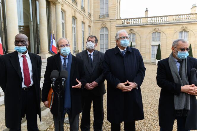 Des membres du Conseil français du culte musulman, après la signature de la « charte de principes », à l’Elysée, en janvier 2021.