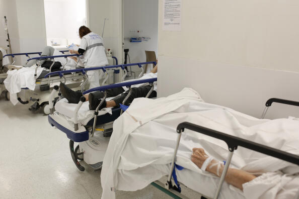 Toulon le 06/01/2022 service des urgences de l'hopital Sainte Musse de Toulon. Dans l'aile de l'Unitée Hospitalisation Courte Durée non covid les box sont pleins. Des patients sont en attente dans le couloir