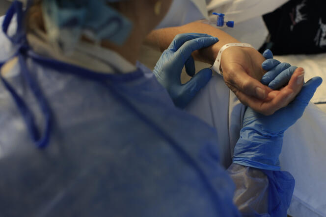 Une patiente atteinte du Covid-19, au service des urgences de l'hôpital Sainte-Musse, à Toulon, le 6 janvier.