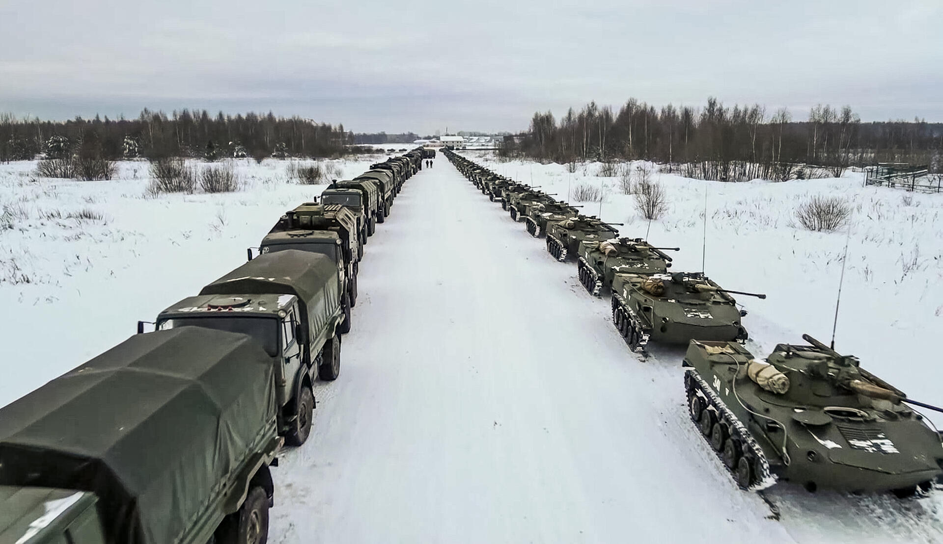 Vue aérienne de tanks et de camions militaires russes prêts à être aéroportés vers le Kazakhstan, le 7 janvier. Soixante-dix avions-cargos auraient été mobilisés par la Russie.