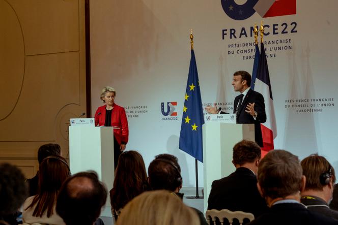 Emmanuel Macron and Ursula von der Leyen at a press conference at the Elysee Palace, January 7, 2022.