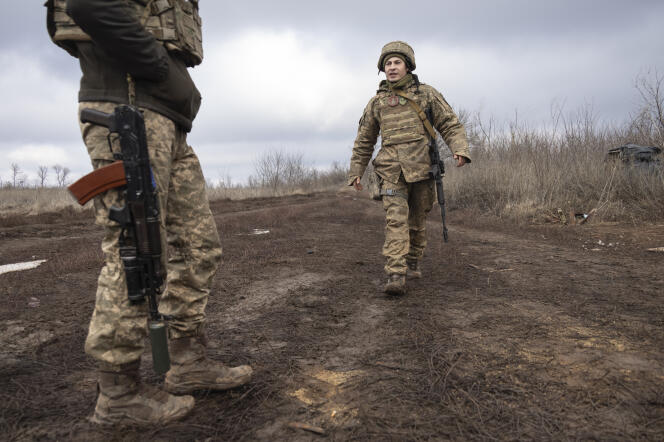 Des troupes d’infanterie navale ukrainiennes, sur la ligne de front, dans la région de Donetsk, en Ukraine, le 7 janvier 2022.