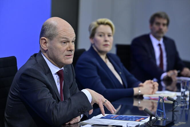 Le chancelier allemand, Olaf Scholz, à gauche, et la maire de Berlin, Franziska Giffey, à l’issue d’une réunion avec les ministres-présidents des Länder, le 7 janvier 2022 à Berlin.
