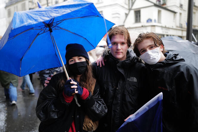 Sophia, Gaspard, Pierre, during the demonstration against the vaccine pass, in Paris, January 8, 2022.