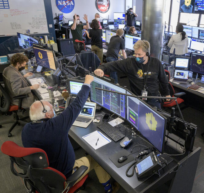 La salle de contrôle de la NASA, où des dizaines d’ingénieurs célèbrent l’annonce du déploiement complet du télescope, à Baltimore, le 8 janvier 2022.