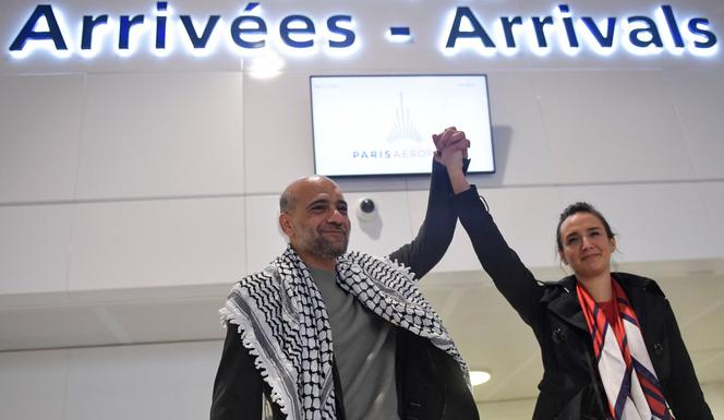 Le militant politique égypto-palestinien Ramy Shaath, en compagnie de sa femme, Céline Lebrun-Shaath, à son arrivée à l’aéroport de Roissy, le 8 janvier 2022, après avoir été détenu en Egypte pendant plus de deux ans.