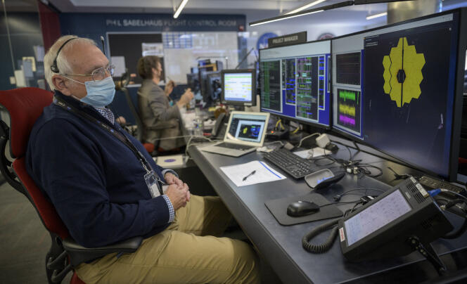Bill Osch, kierownik projektu Kosmicznego Teleskopu Jamesa Webba, obserwuje przesuwanie się drugiego skrzydła głównego zwierciadła obserwatorium, które przesuwa się na pozycję 8 stycznia 2022 roku z Baltimore Operations Center.
