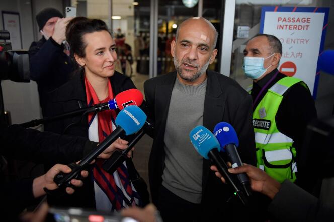 Le militant Ramy Shaath avec son épouse, Céline Lebrun-Shaath, à l’aéroport de Roissy, le 8 janvier 2022.
