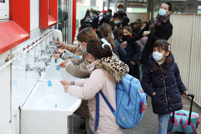 Des élèves se lavent les mains à l’Ecole primaire Ronchèse, à Nice, le 4 janvier 2022.