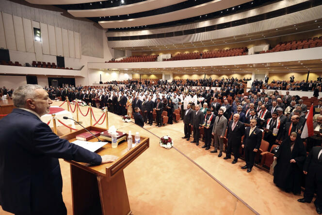Le député Mahmoud Al-Machhadani (à gauche), lors de la session inaugurale du nouveau Parlement irakien, le 9 janvier 2022, à Bagdad.