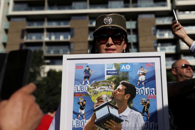 Des partisans du joueur de tennis serbe Novak Djokovic se rassemblent devant le Park Hotel, où l’athlète vedette est retenu, en Australie, à Melbourne, le 9 janvier 2022.