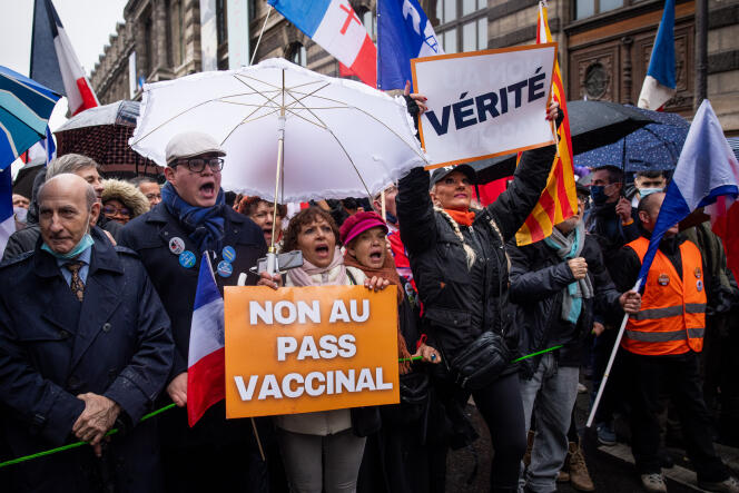 Manifestation contre l’instauration du passe vaccinal, devant le Conseil d’Etat, dans le centre de Paris, le 8 janvier 2022.