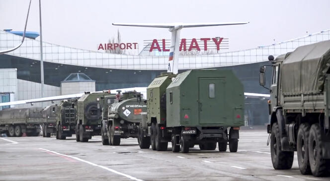 Sur cette photo du service de presse de ministère de la défense russe, des véhicules militaires russes quittent l’aéroport d’Almaty, le 9 janvier 2022.