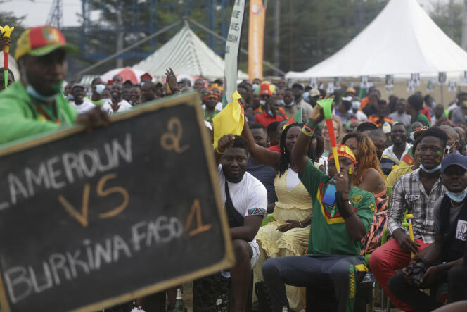 Supporters in the Douala fan-zone (Cameroon), during the Africa Cup of Nations, January 9, 2022 (AP Photo / Sunday Alamba)