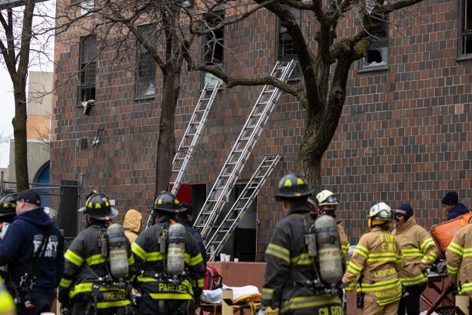 No domingo, 9 de janeiro de 2022, cerca de 200 bombeiros responderam a um incêndio em um prédio no Bronx, Nova York.