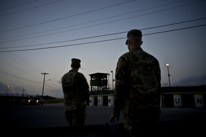 Des soldats américains stationnent devant la prison militaire de Guantanamo, le 5 juin 2018, à Cuba.
