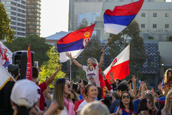 Zwolennicy serbskiego Novaka Djokovica tańczą i śpiewają przed Park Hotel, obiektem, w którym jest przetrzymywany, w Melbourne, Australia, niedziela, 9 stycznia.