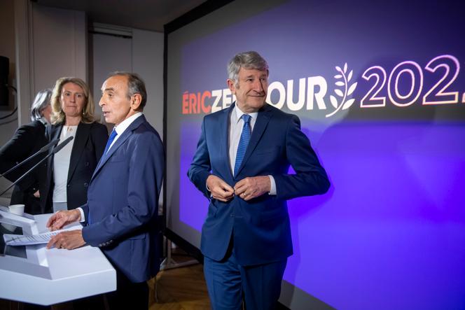 Eric Zemmour, presidential candidate of 2022, surrounded by Laurence Trochu and Philippe de Villiers, sends his wishes to the press, in Paris, Monday January 10, 2022.