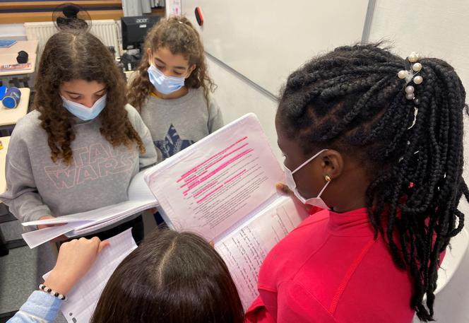 Des écoliers, portant des masques, travaillent dans une classe du collège Jean-Renoir à Boulogne-Billancourt (Hauts-de-Seine), le 7 janvier 2022.