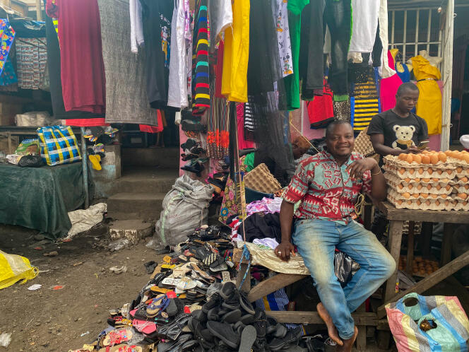 4 janvier 2022. Joseph Nguefack sur son stand de fripes du marché de Buéa, la capitale du Sud-Ouest du Cameroun, où plusieurs bombes ont explosé ces derniers mois.