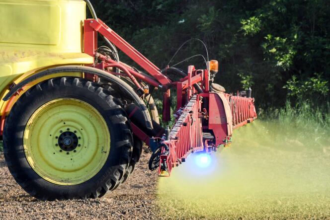 Un agriculteur pulvérise du Roundup 720, contenant du glyphosate et produit par Monsanto, sur un champ de maïs, dans la Sarthe, en mai 2018.