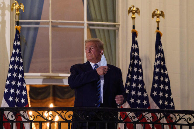 Donald Trump retire son masque à son retour de l’hôpital, à la Maison Blanche, le 5 octobre 2020. Il avait été hospitalisé après avoir contracté le Covid-19.