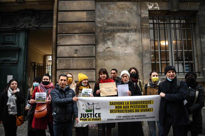 Des membres de cinq ONG, dont Notre affaire à tous et Pollinis, manifestent devant le tribunal administratif de Paris, avant de déposer un recours juridique demandant aux autorités de mieux protéger la biodiversité, le 10 janvier 2022.
