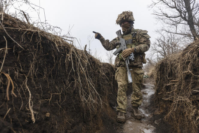 Ukrajinský vojak v zákope, na frontovej línii, tvárou v tvár proruským separatistom, 10. januára 2022.