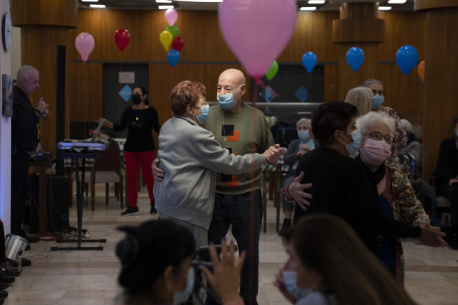Des personnes dansent avant de recevoir une quatrième dose de vaccin Pfizer-BioNTech, à Netanya, en Israël, le 5 janvier 2022.