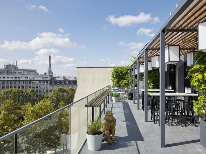 Vue sur la plus belle avenue du monde depuis une des terrasses du CitizenM Champs-Elysées, dans le 8e arrondissement de Paris.