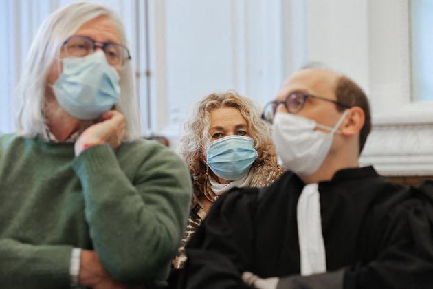 Didier Raoult, sa femme, Natacha Raoult-Caïn, et son avocat, Fabrice Di Vizio, à Bordeaux, le 5 novembre 2021.