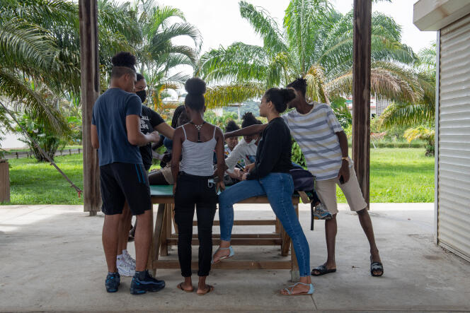 Des étudiants sur le campus de l'université de Guyane à Cayenne, le 6 janvier 2022.