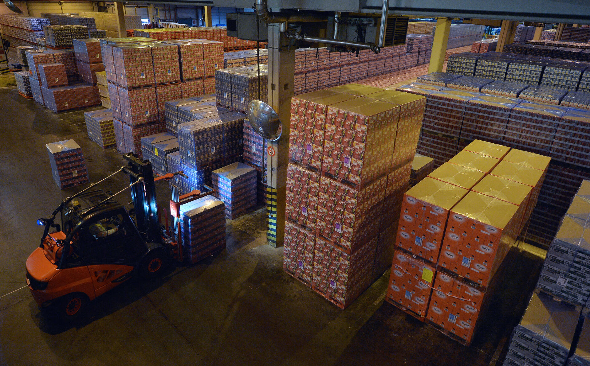 Boxes de stockage à l’usine Kronenbourg d’Obernai (Bas-Rhin), en 2014.