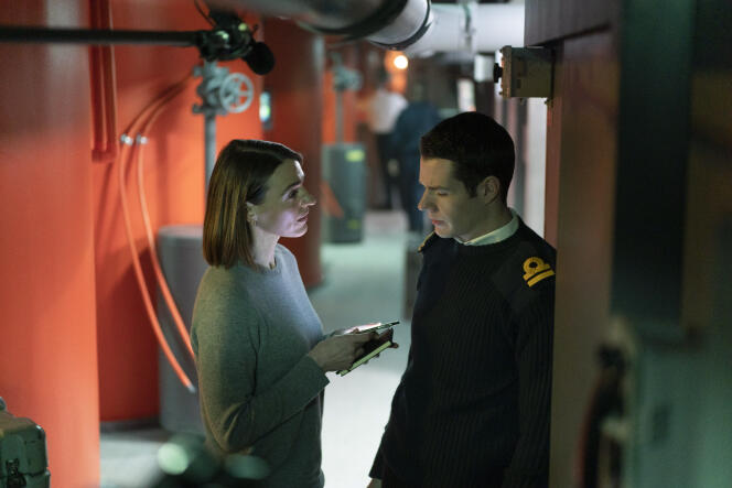 L’inspectrice Amy Silva (Suranne Jones) interroge Simon Hadlow (Connor Swindells), l’officier mécanicien du sous-marin, dans « Vigil », de James Strong.