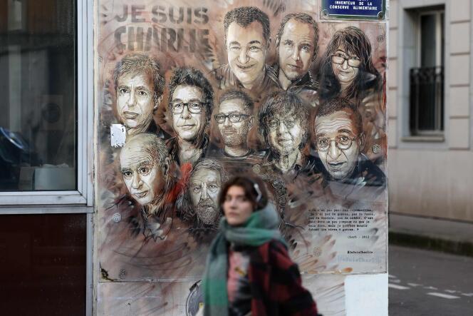 La fresque de Christian Guemy, dit C215 à Paris, le 6 janvier 2022, en hommage aux membres du journal Charlie Hebdo qui ont été tués par des hommes armés djihadistes en janvier 2015.