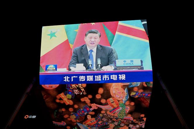 Le président chinois, Xi jinping, apparaît sur l’écran géant d’un centre commercial, à Pékin, lors de l’ouverture du Forum sur la coopération sino-africaine à Dakar, le 30 novembre 2021.