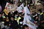 Des personnels soignants manifestent à Bordeaux, le 11 janvier 2022, pour dénoncer leurs conditions de travail.