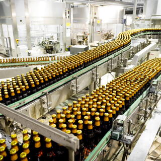 Interieur usine de production, chaine de conditionnement, embouteillage, remplissage des bouteilles de biere marque Grimbergen, boissons alcoolisees  

Agroalimentaire, Brasseries Kronenbourg, fabrication de biere