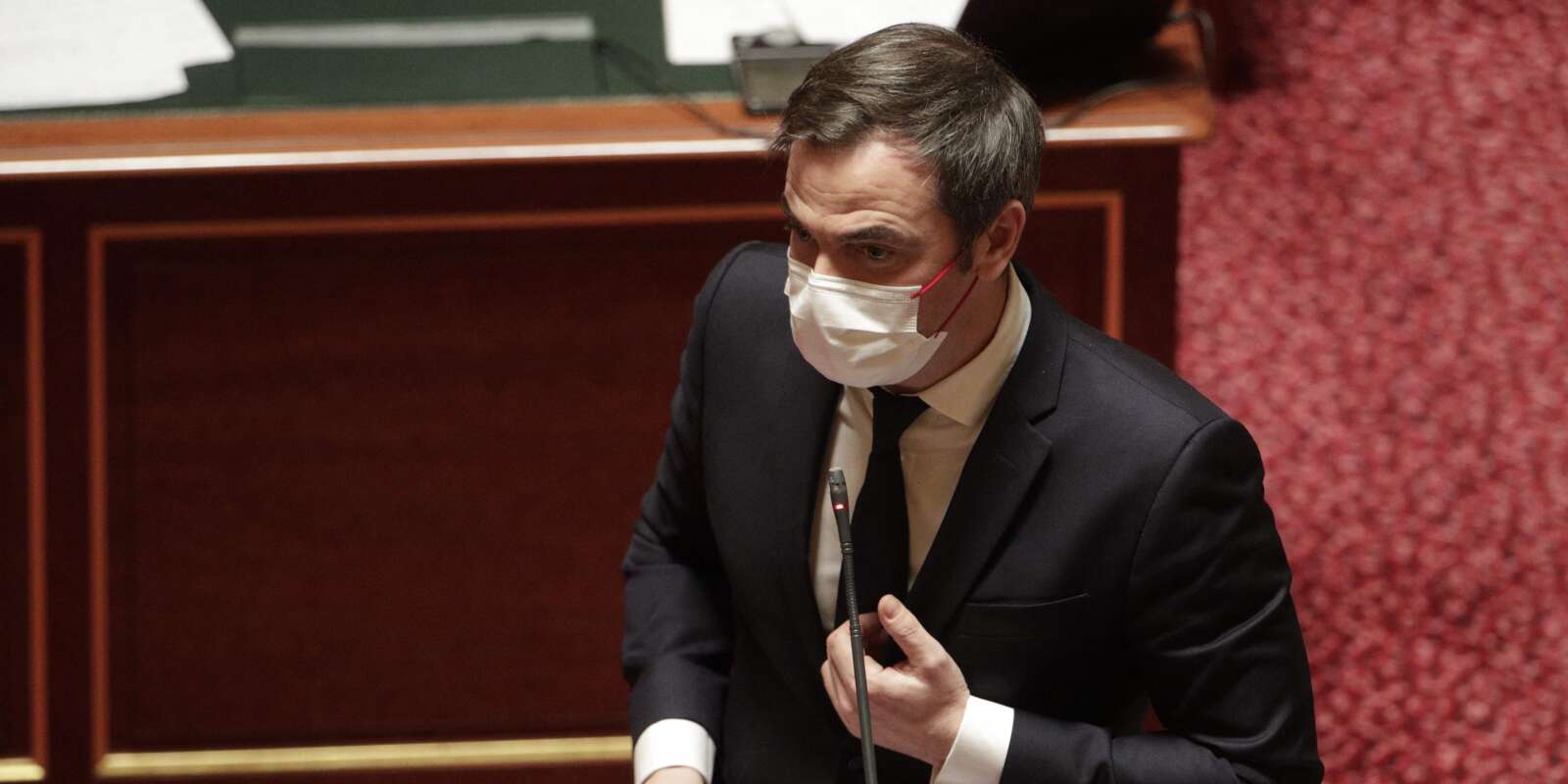 Olivier Véran, le ministre de la santé, le 11 janvier 2022 au Sénat. (GEOFFROY VAN DER HASSELT / AFP)
