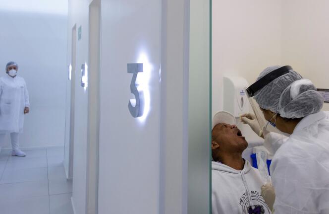 Test de Covid-19 dans un laboratoire privé de l’aéroport international de Sao Paulo, le 12 janvier 2022.