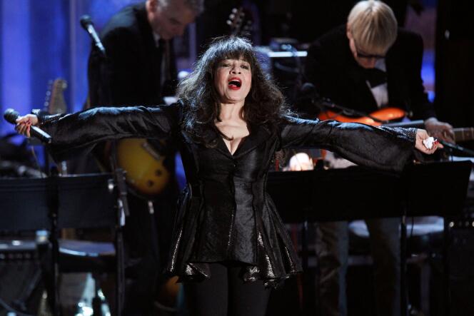 Le chanteur Ronnie Spector, en 2010, lors de son concert au Rock and Roll Hall of Fame, à New York.