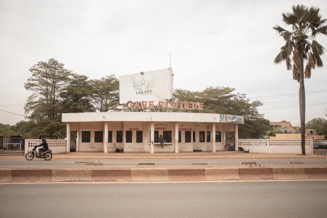 One of Bamako's bus stations, usually crowded, empty after the border closure decreed by the Economic Community of West African States (ECOWAS) on January 11, 2022.