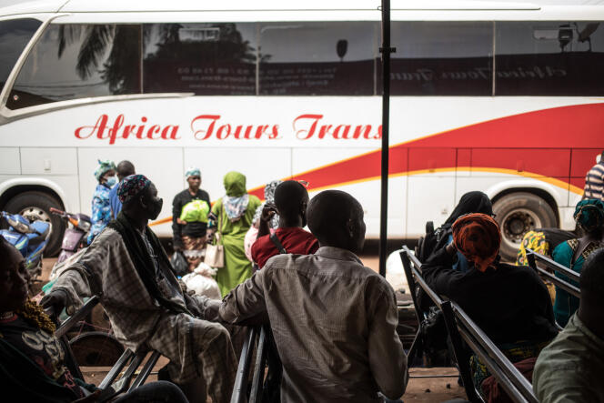 Des voyageurs attendent à la gare de bus de la compagnie Africa Tours Trans, à Bamako, le 11 janvier 2021.